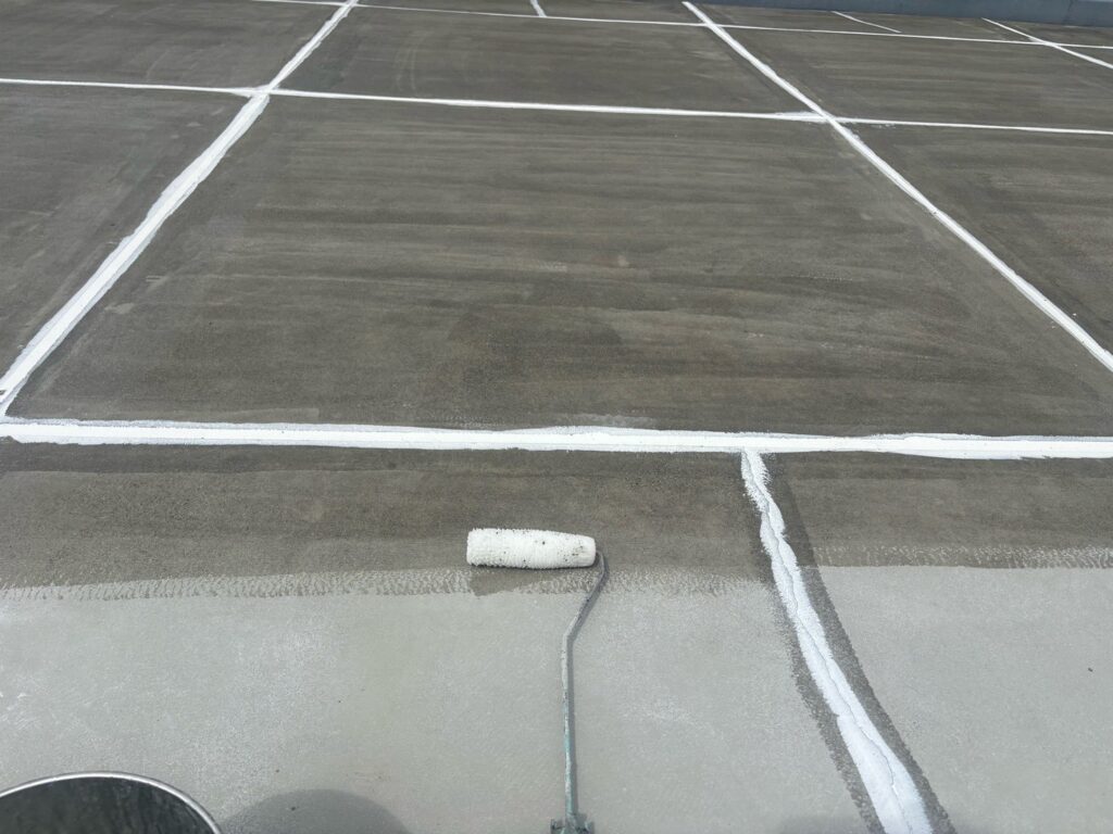 プライマー塗布<br />
（下地と自着シートを密着させるための接着材です。）